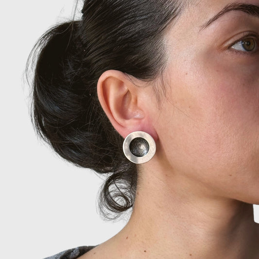 Hol met brede rand oorbellen