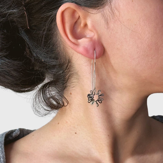 Lange zilveren bloembengels