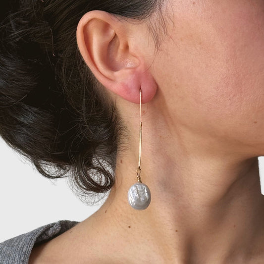 Lange gold-filled oorbellen met ovale parel