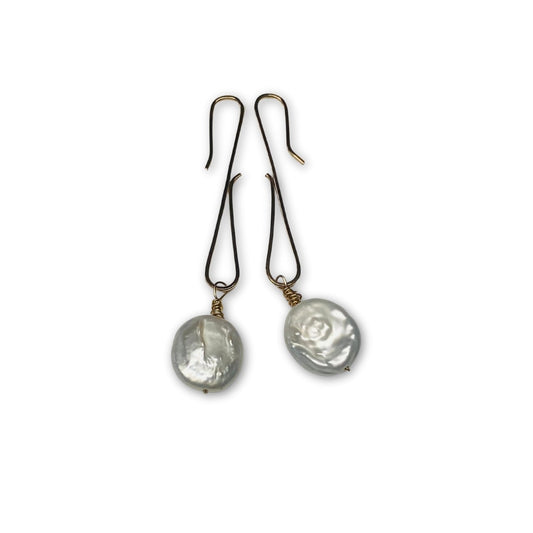 Lange gold-filled oorbellen met ovale parel