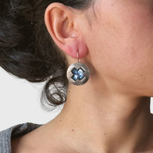 Zilveren ronde oorbellen gezet met blauwe Swarovski stenen