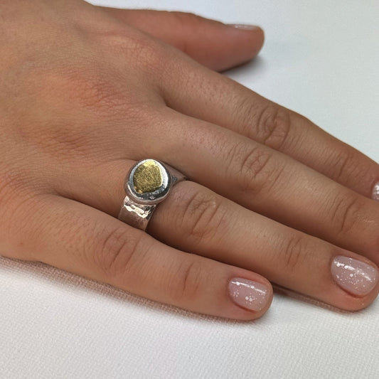 Gehamerde brede zilveren ring met gouden toplaag