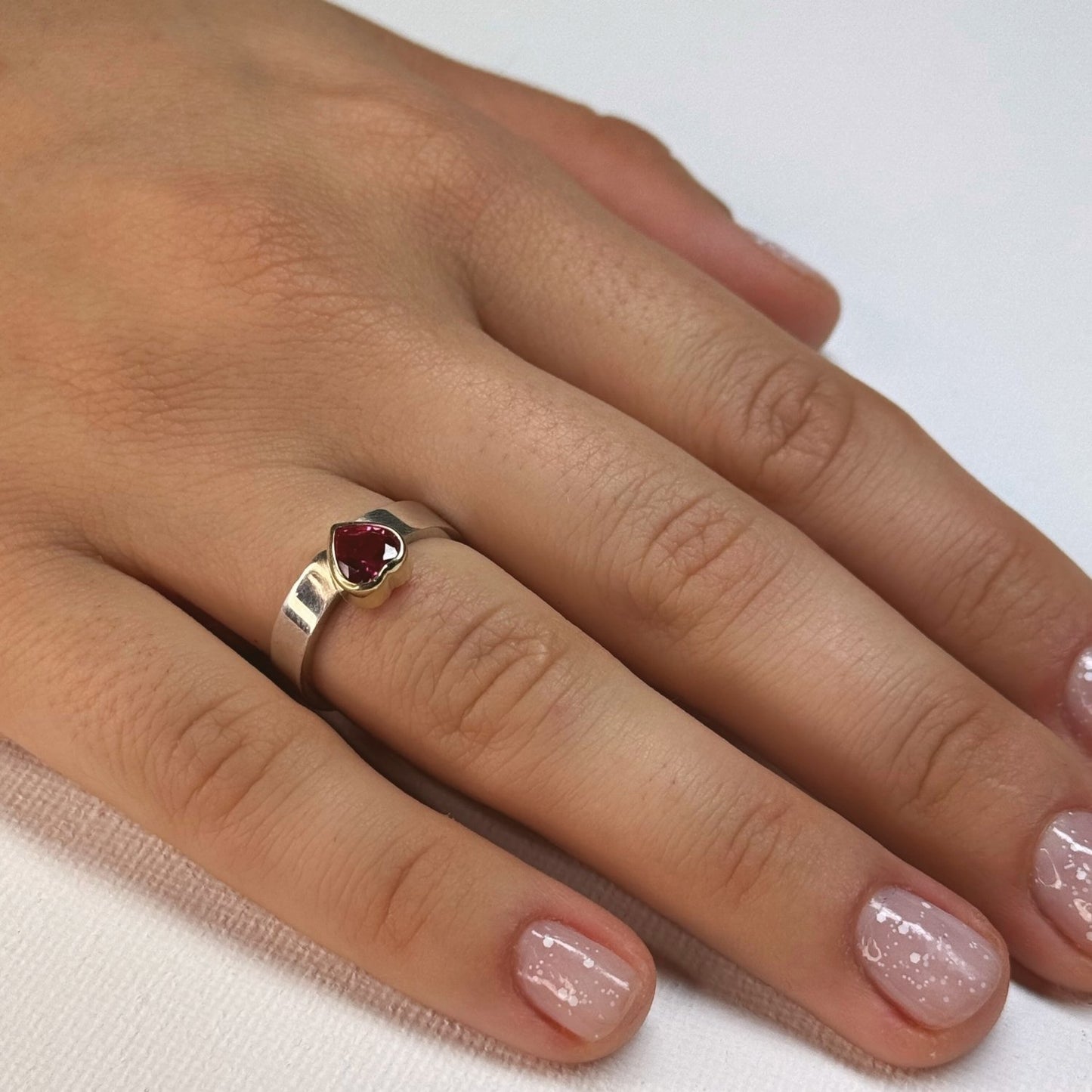 Ring van zilver met een synthetische hart robijn