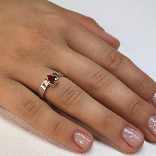 Ring van zilver met een synthetische hart robijn