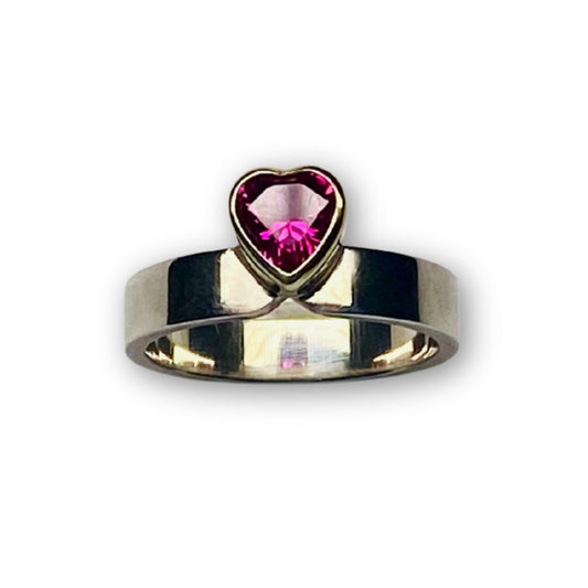 Ring van zilver met een synthetische hart robijn