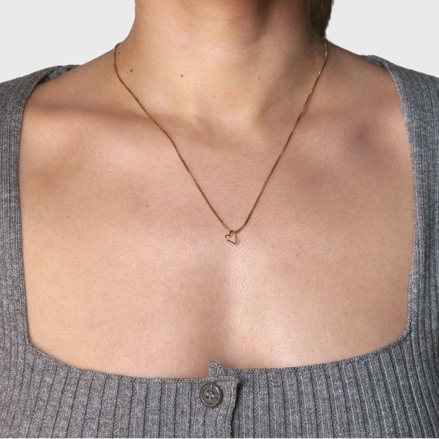 Een verguld collier met gouden hartje