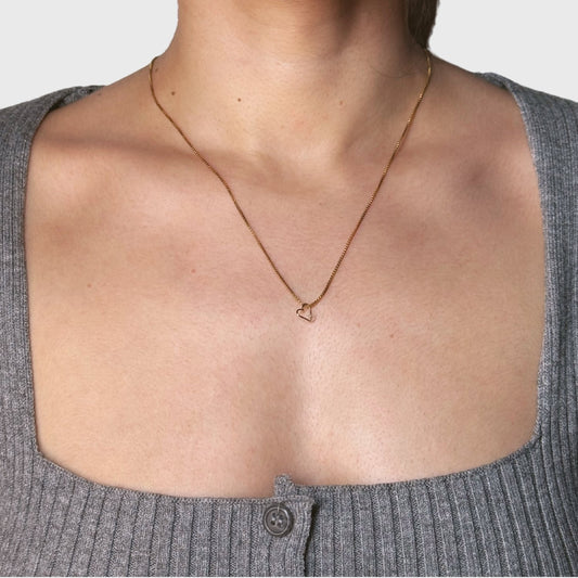 Een verguld collier met gouden hartje