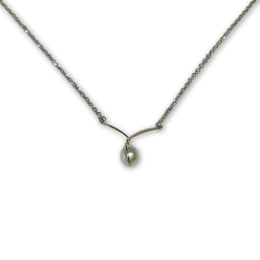 Een zilver collier met een gewikkeld pareltje