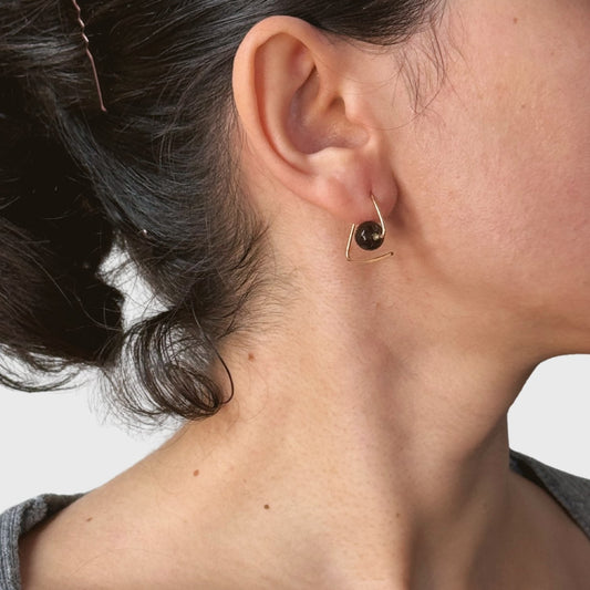 Gold-filled triangle oorbellen met rookkwarts