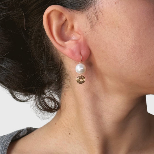 Gold-filled spiraal oorbellen met grote zoetwaterparels