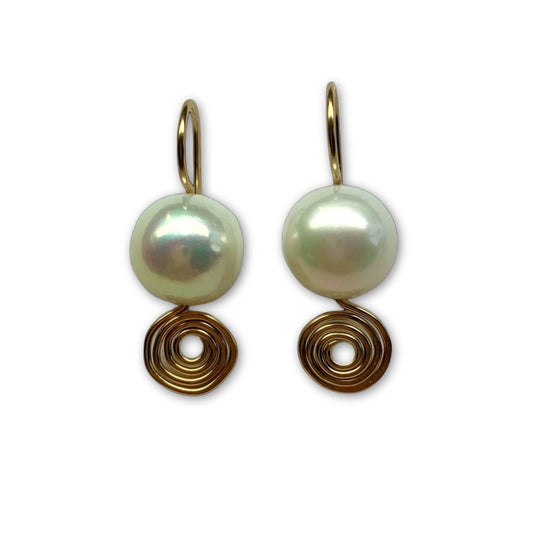 Gold-filled spiraal oorbellen met grote zoetwaterparels