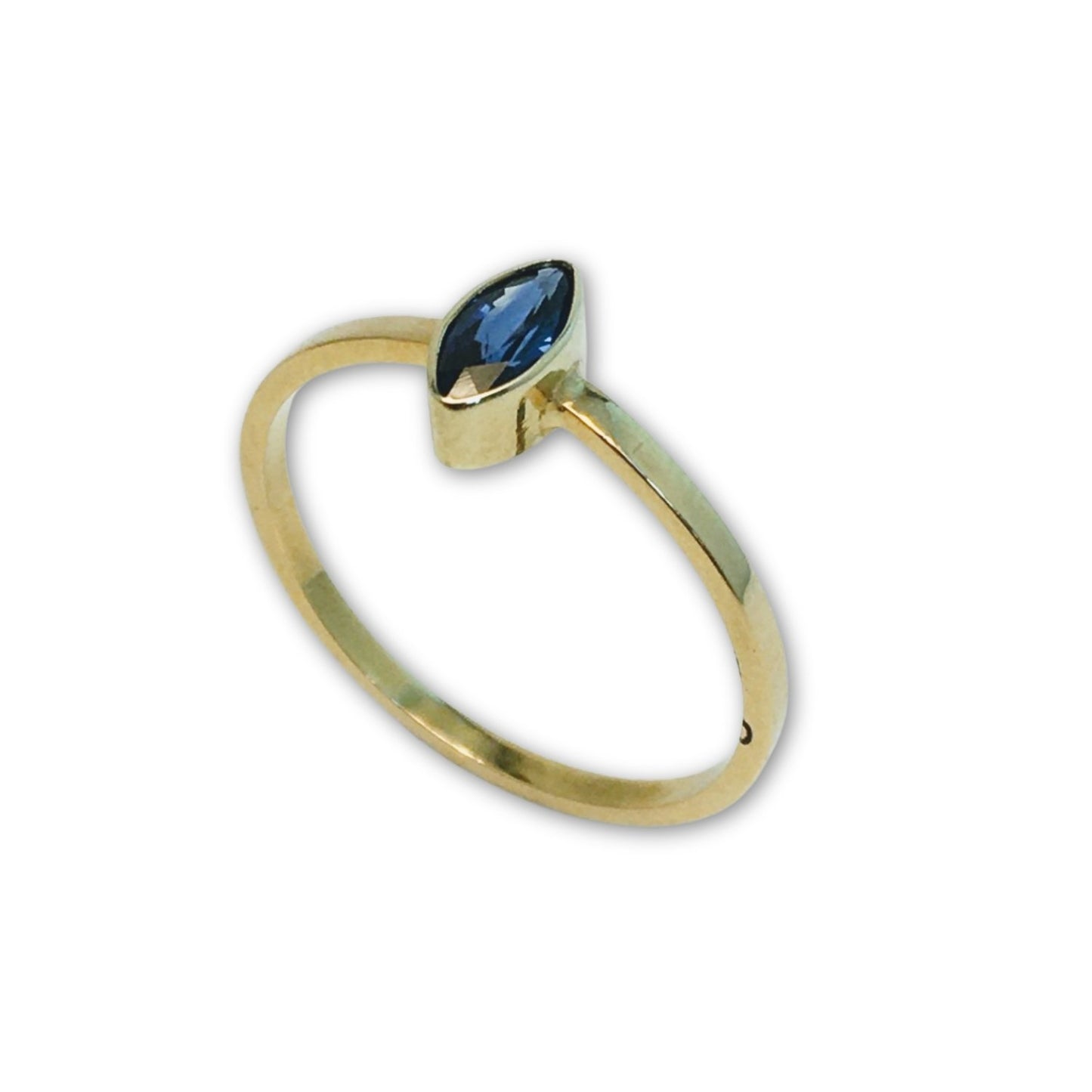 Gouden ring met navette steen