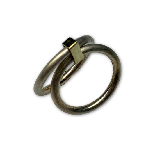 Ring met gouden buisje