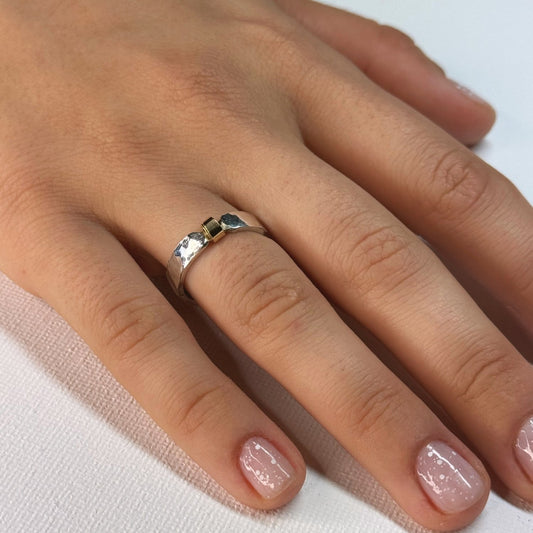 Gehamerde ring van zilver met gerold goud stripje