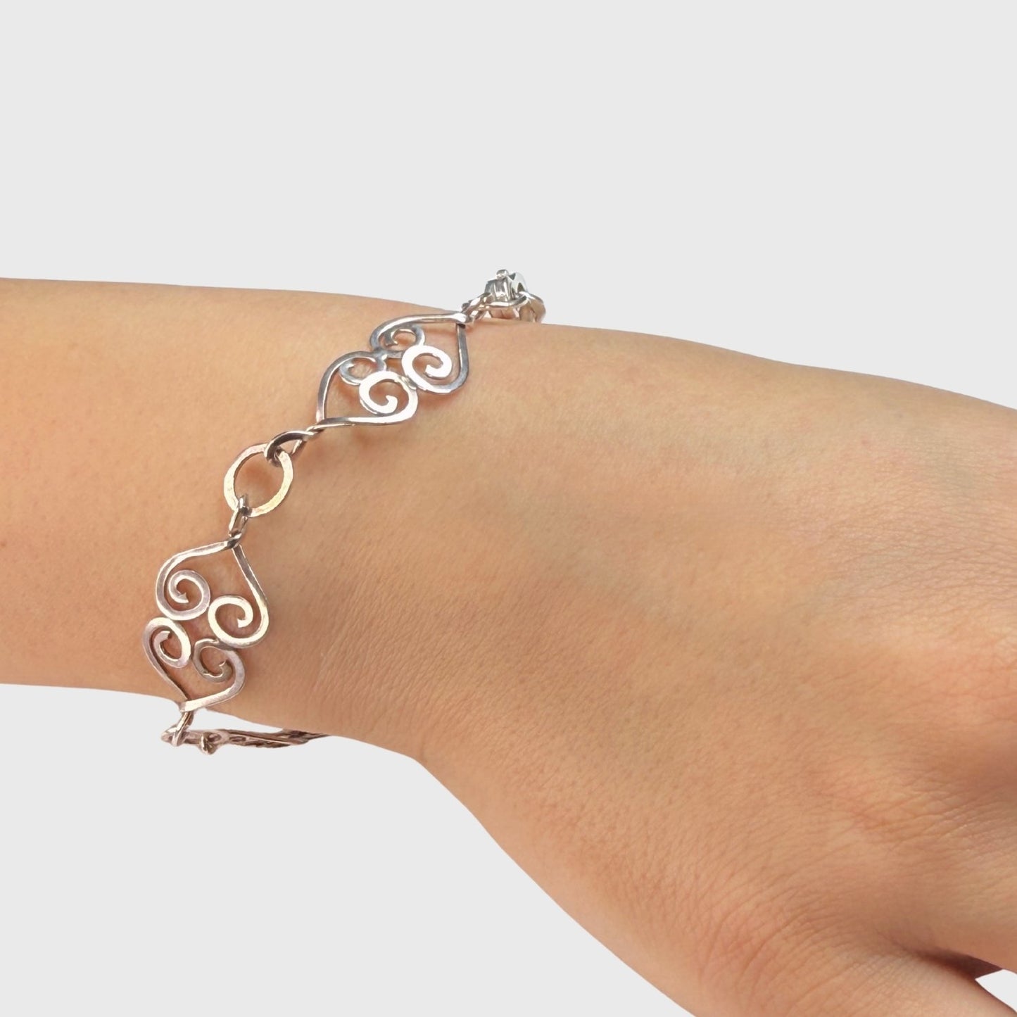 Unieke schakelarmband met harten en stevige ogen