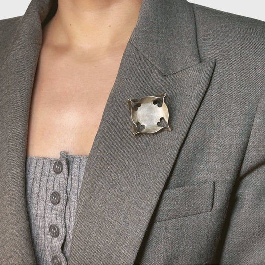 Zilveren broche met harten punten