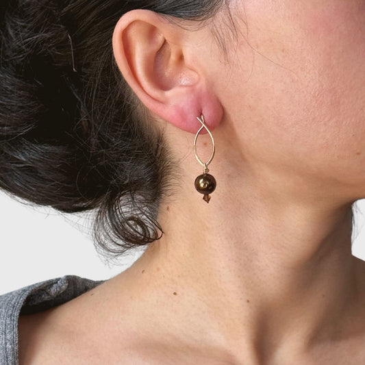 Gold-filled oorbellen met bruine parels