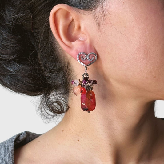 Trosje oorbellen aan zilveren harten