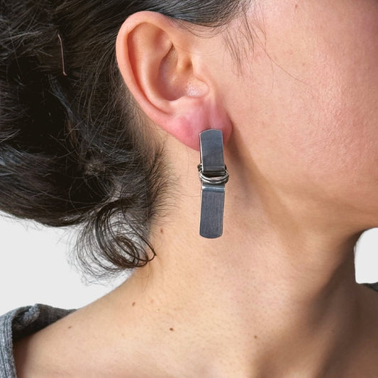 Schakel oorbellen verbonden met ovale ogen