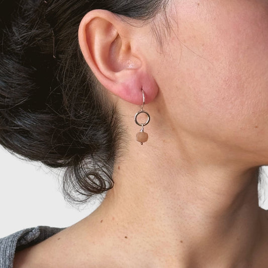 Zilveren bengel oorbellen met topaas