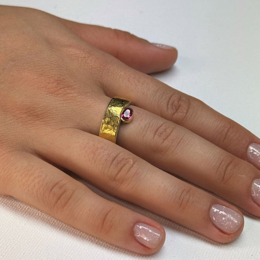 Brede ring met fijn goud en synthetische robijn