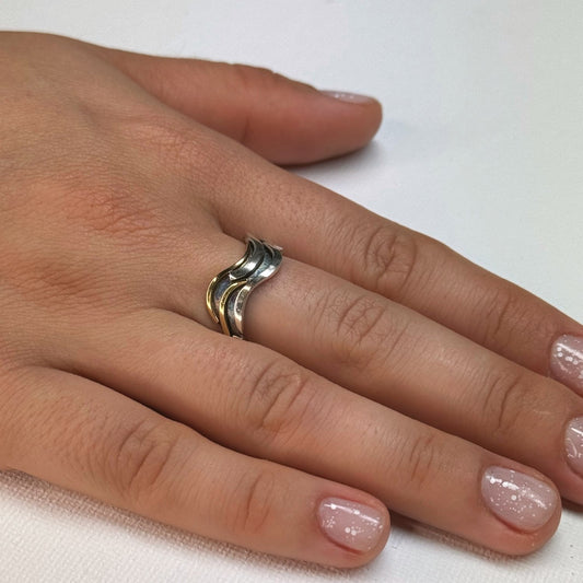 Een mooie bijzondere golvende ring