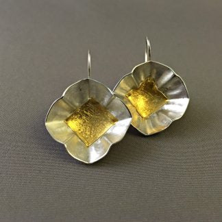 Cupjes oorbellen met fijngoud