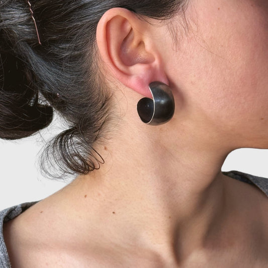 Zwart zilveren bol oorbellen