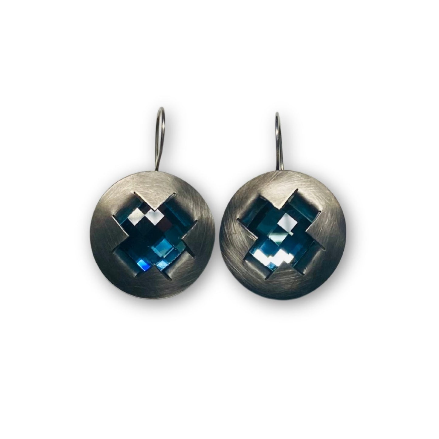 Zilveren ronde oorbellen gezet met blauwe Swarovski stenen