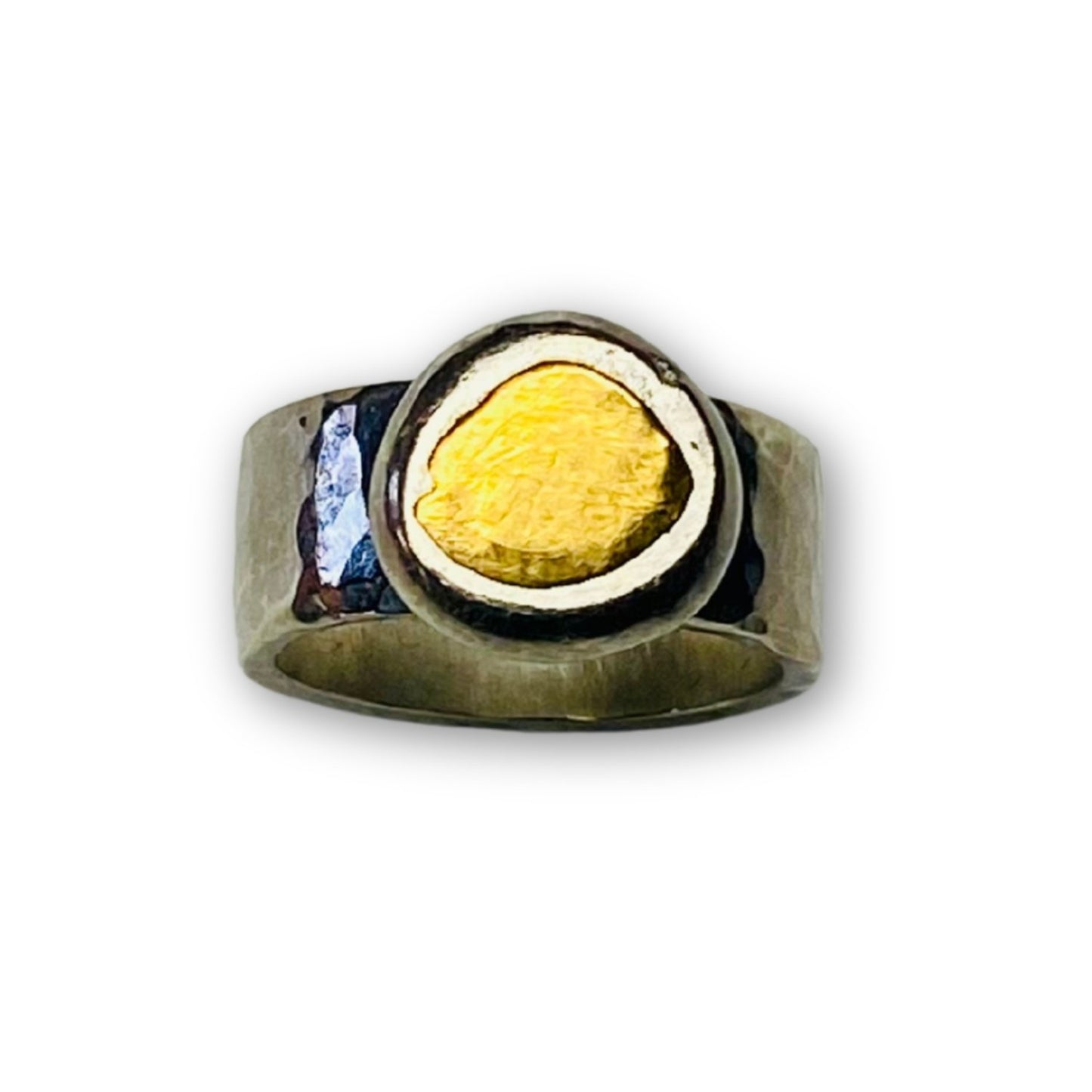 Gehamerde brede zilveren ring met gouden toplaag