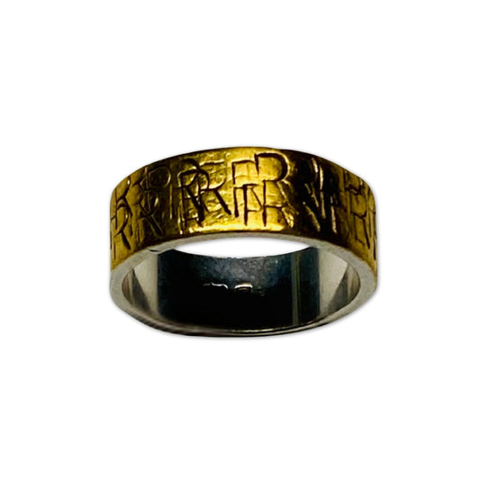 Een zilver en fijn gouden ring met ingeslagen letters