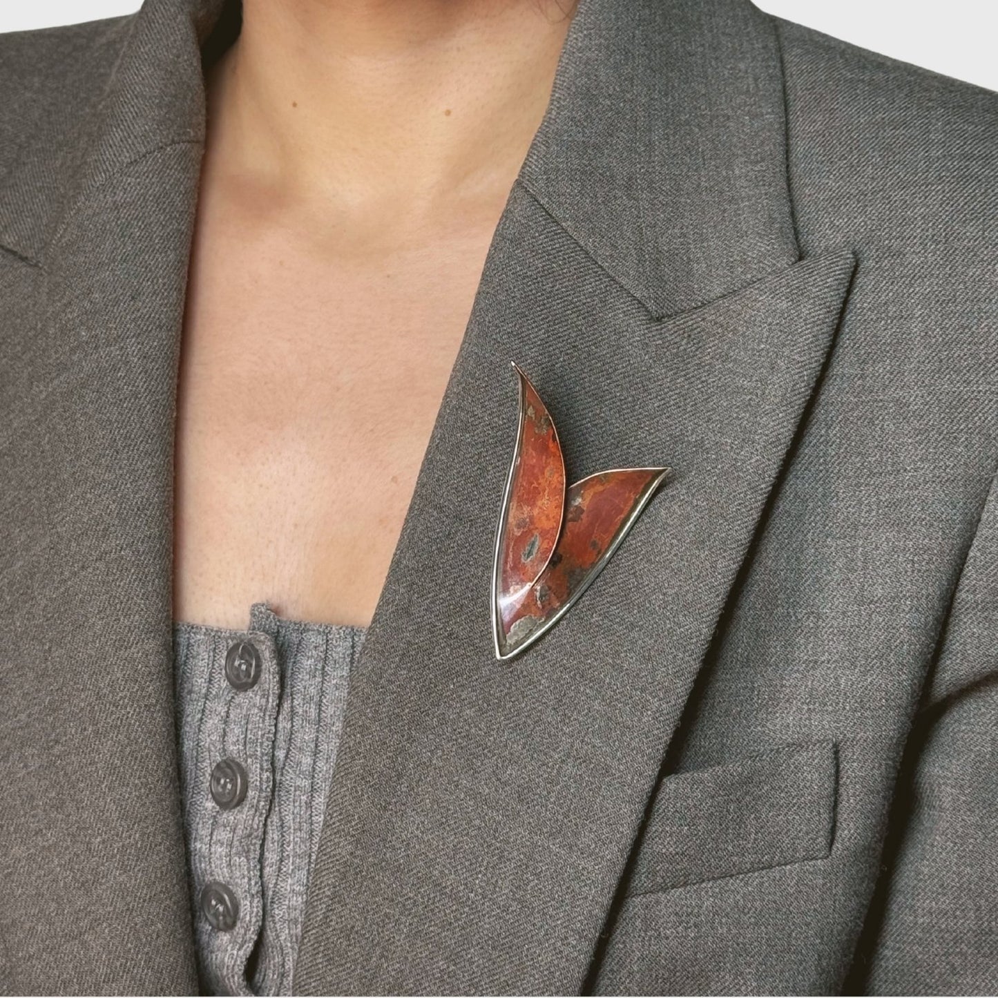 Tulp broche van koper met zilveren rand