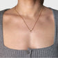Een verguld collier met gouden hartje