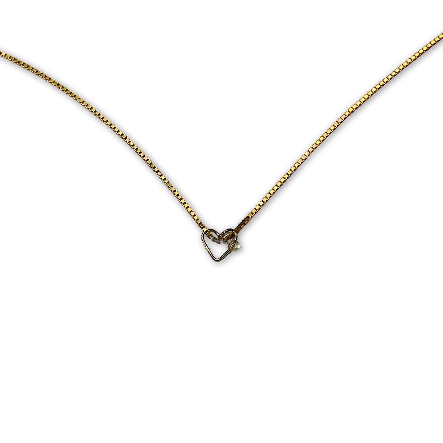 Een verguld collier met gouden hartje