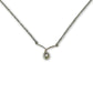 Een zilver collier met een gewikkeld pareltje