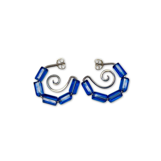 Zilveren glas creool oorbellen met spiralen blauw