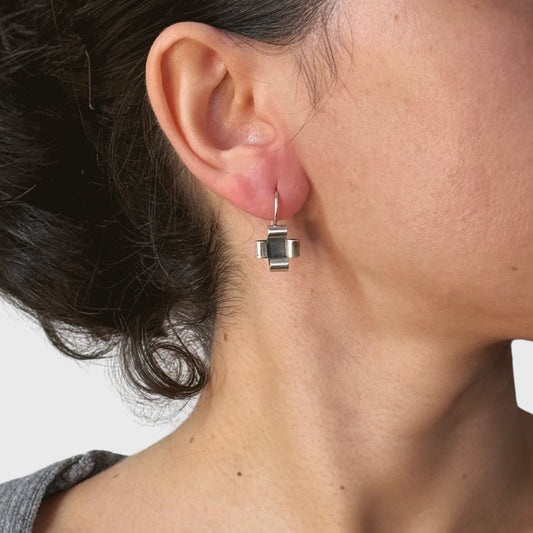 Zilveren kruiskrul oorbellen