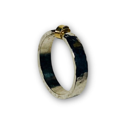 Gehamerde ring van zilver met gerold goud stripje