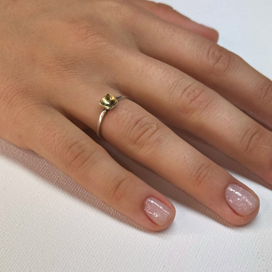 Een vierkante holletjes ring