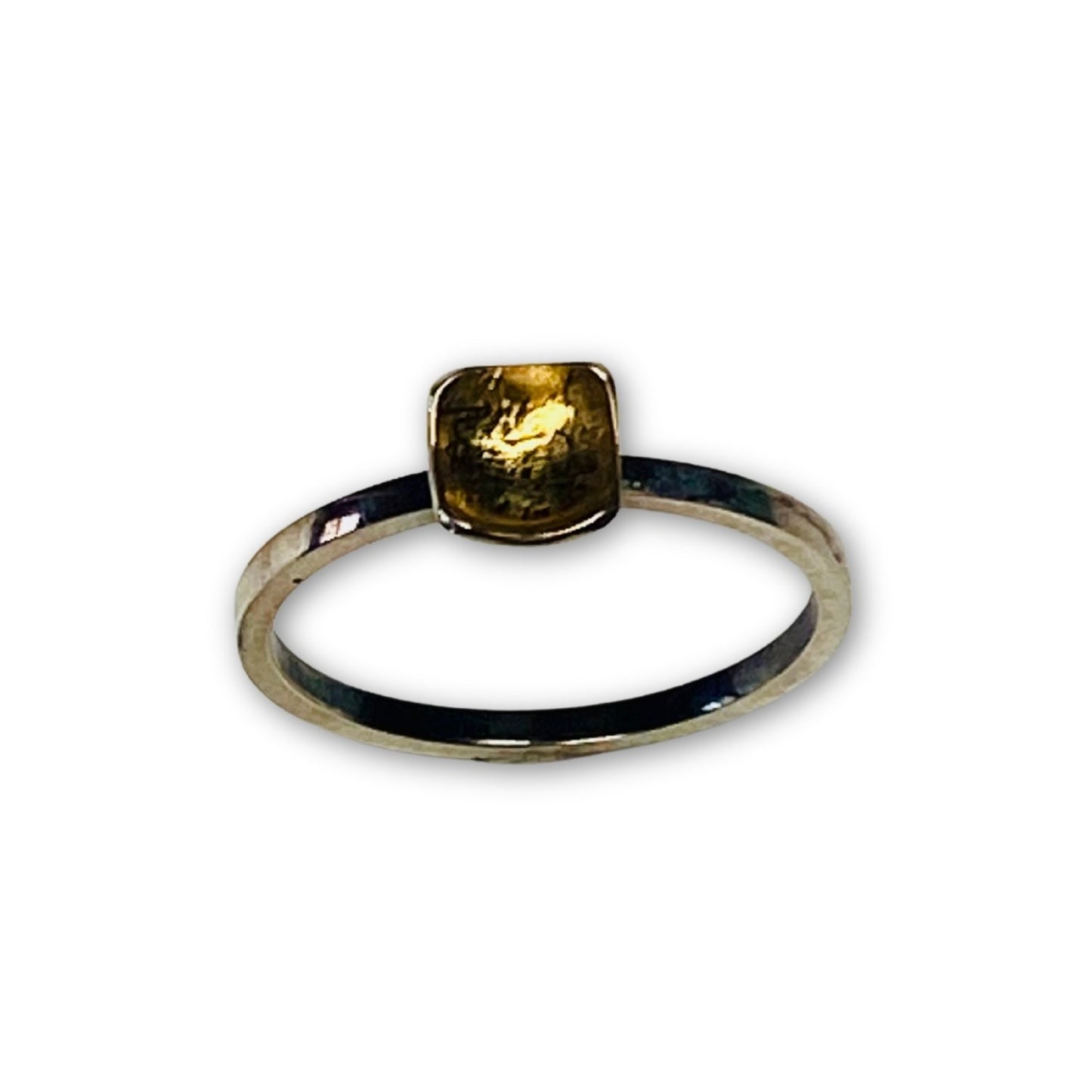 Een vierkante holletjes ring