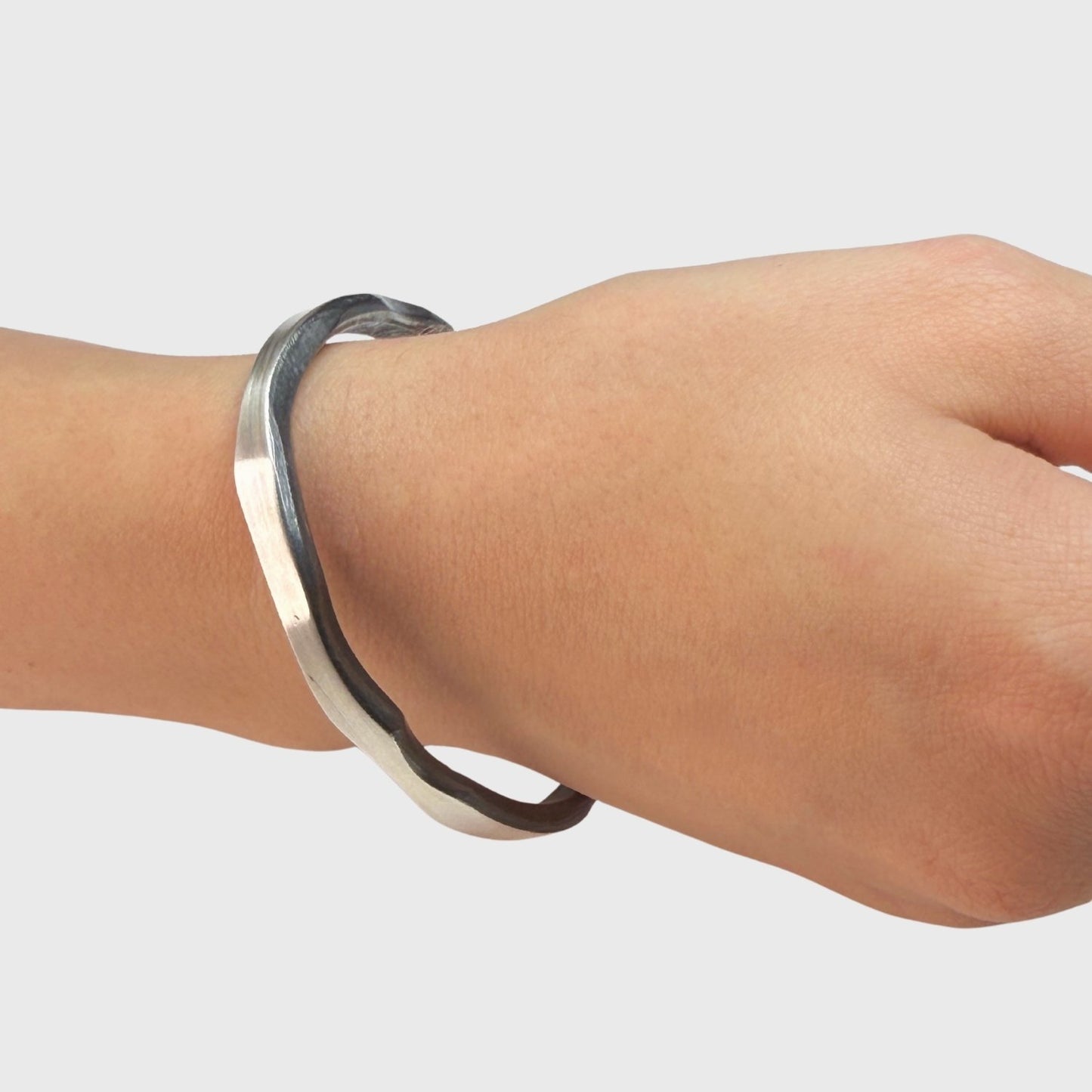 Zware grof gevijlde armband