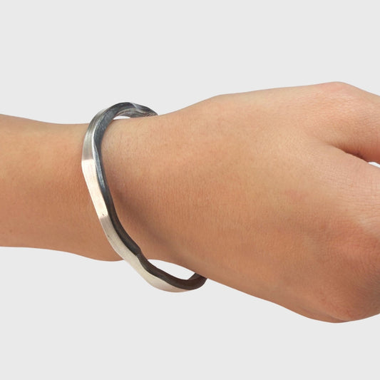 Zware grof gevijlde armband