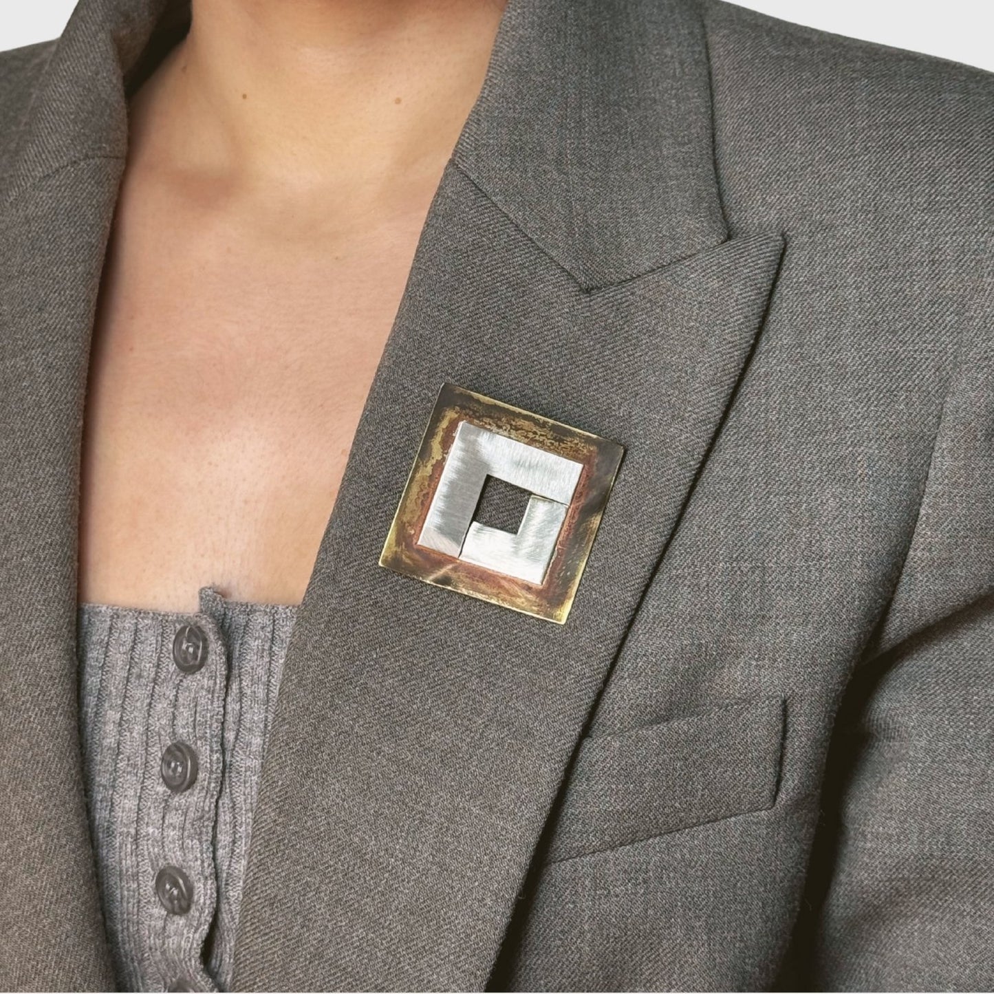 Broche met strak kader