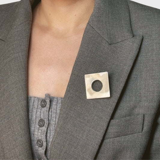 Zilveren broche met kant rand