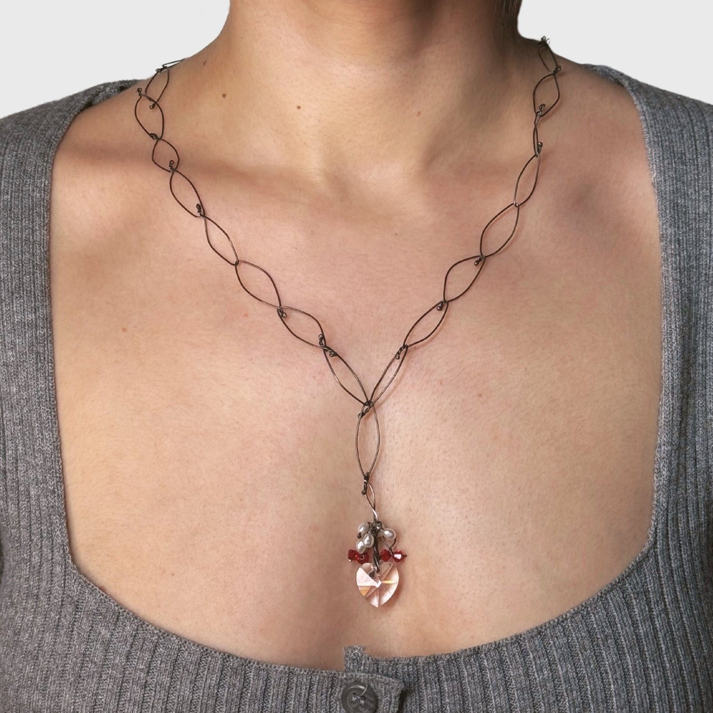 Een ketting met een hart van kristal