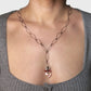 Een ketting met een hart van kristal