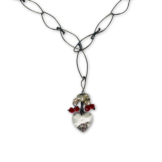 Een ketting met een hart van kristal