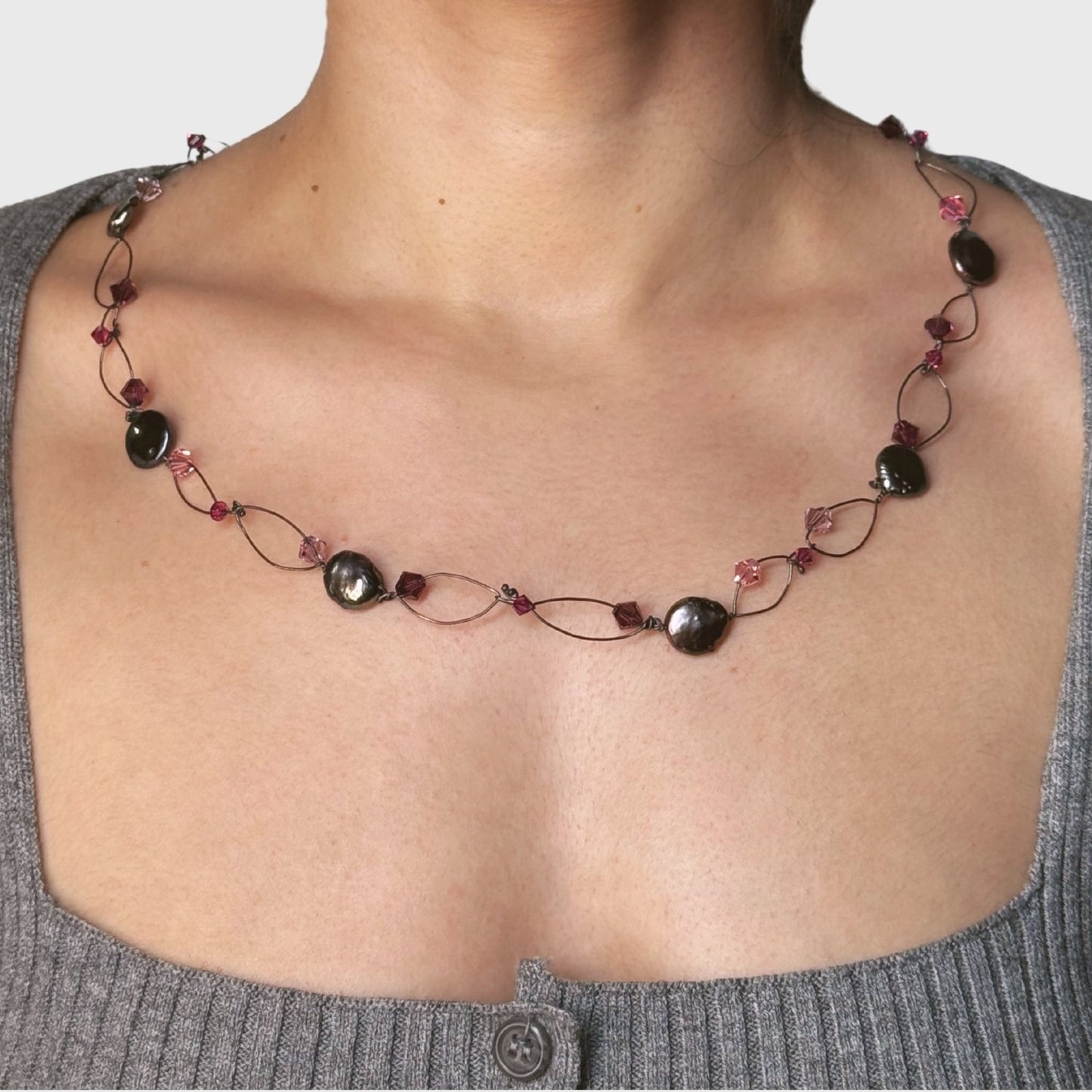Opengewerkt parel kristal collier