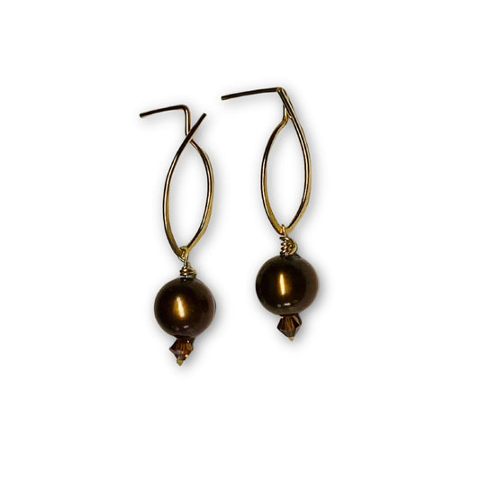 Gold-filled oorbellen met bruine parels