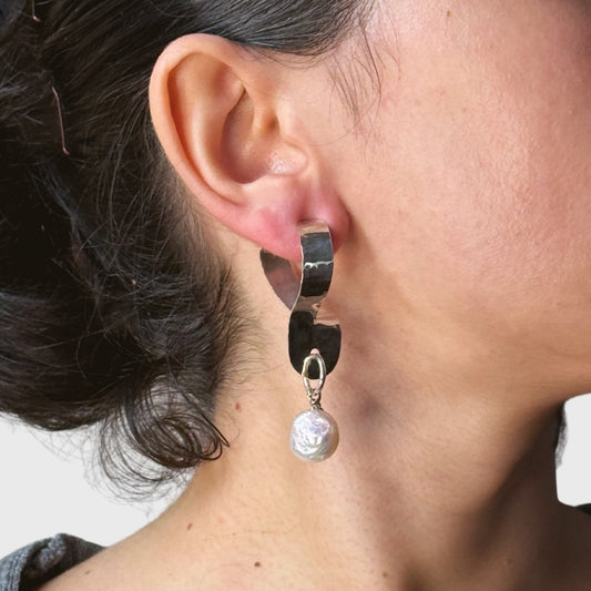 Zilveren creolen met parel bengel